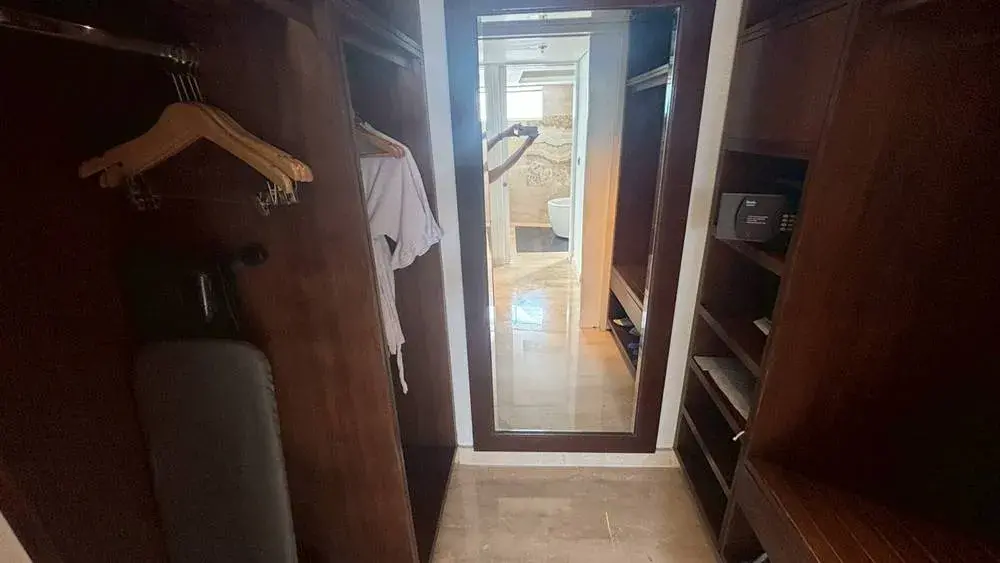 ル メリディアン バリ ジンバランのスイートルーム：ウォークインクローゼット1