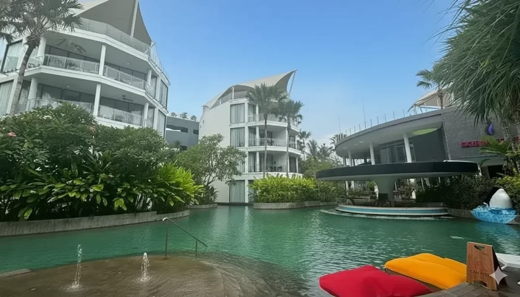 ル メリディアン バリ ジンバランのプールと、プールバー