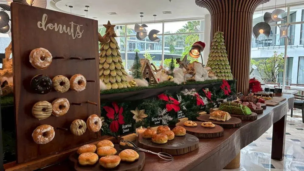 ル メリディアン バリ ジンバランの朝食「Bamboo Chic」ドーナツなど