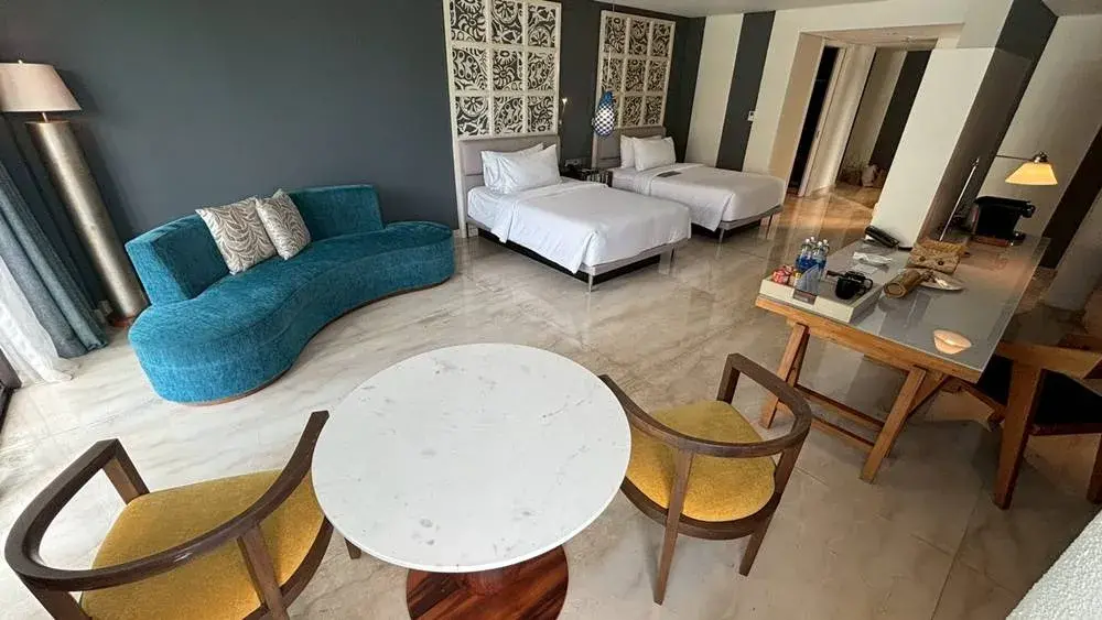 ル メリディアン バリ ジンバランのスイートルーム：リビング