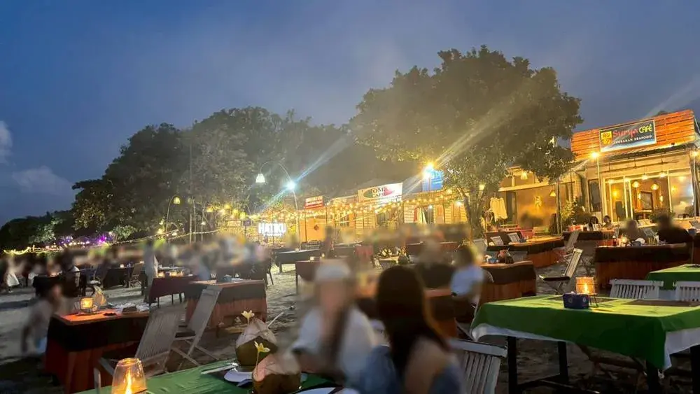 ジンバランビーチの「イカン・バカール」を楽しめる店舗が10店舗以上並ぶ