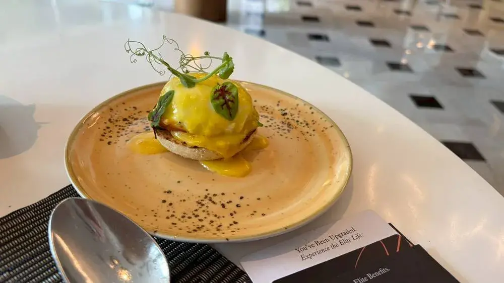 ル メリディアン バリ ジンバランの朝食「Bamboo Chic」エッグベネディクト