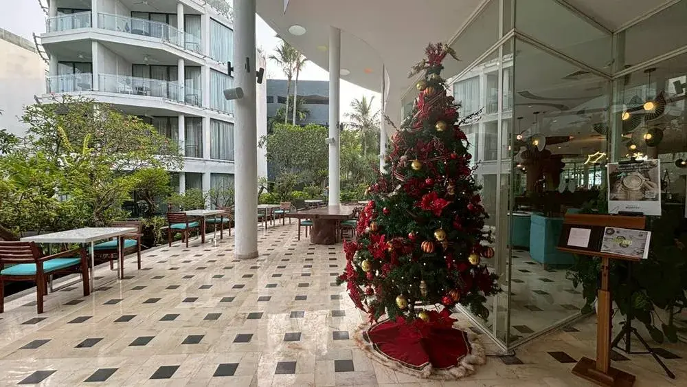 ル メリディアン バリ ジンバランの朝食「Bamboo Chic」クリスマスツリー