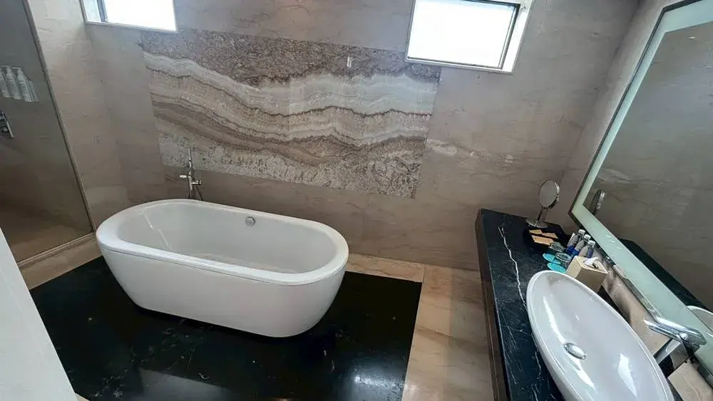 ル メリディアン バリ ジンバランのスイートルーム：バスルーム