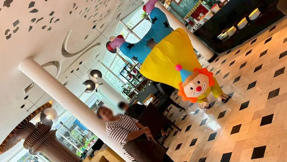ル メリディアン バリ ジンバランのキッズアクティビティ：朝食会場のピエロ