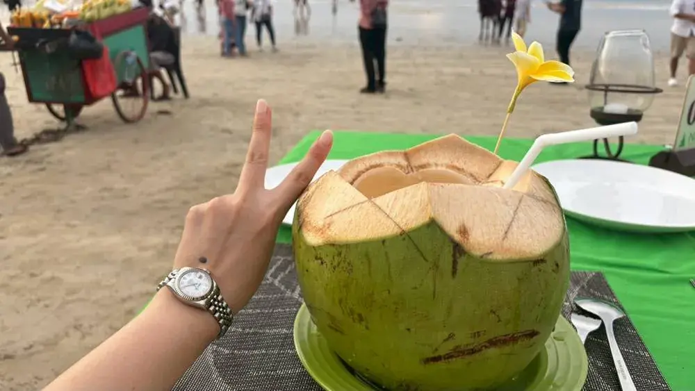 ジンバランビーチのディナーでセットになっていたココナッツジュース。こぶしとくらべてもかなり大きい