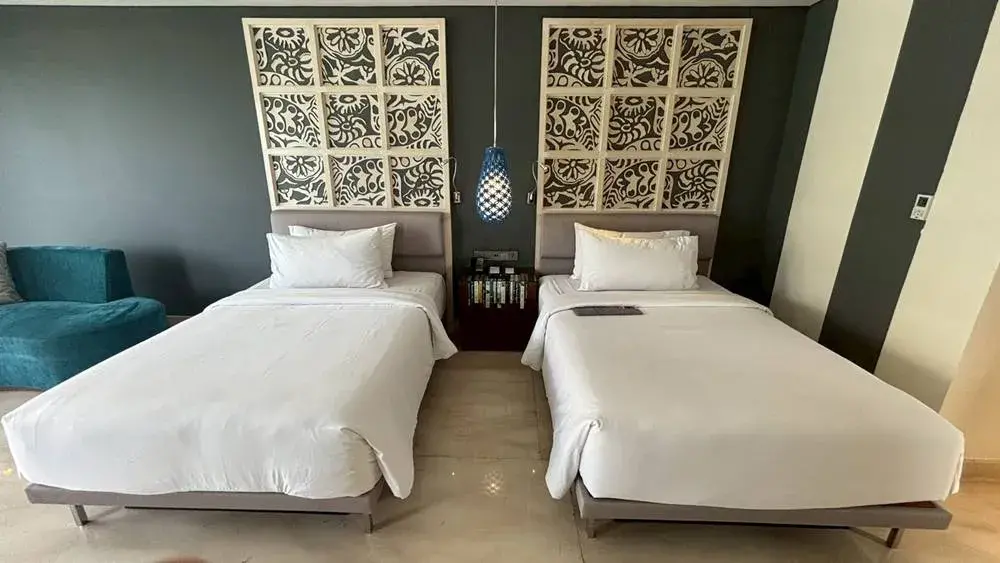 ル メリディアン バリ ジンバランのスイートルーム：ツインベッド