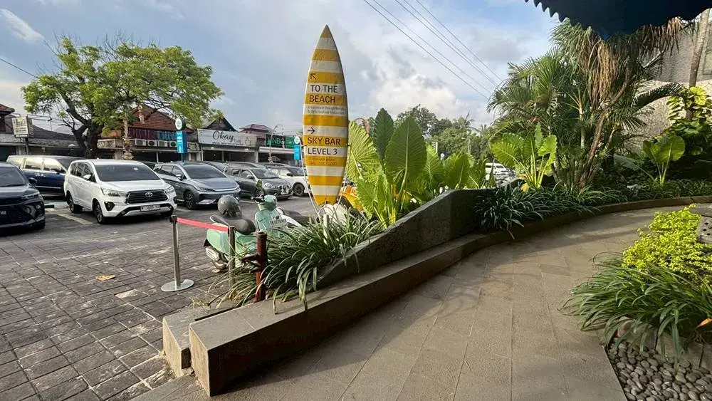 ル メリディアン バリ ジンバランのビーチに向かう裏口