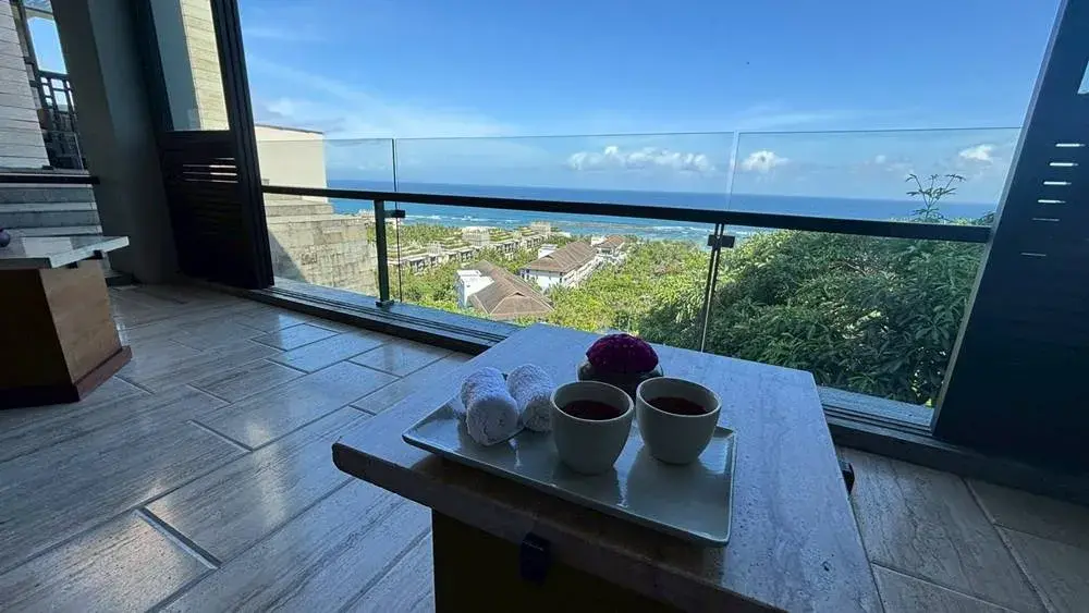 リッツカールトン・バリの崖の上に位置するロビーでの、チェックインで提供されたドリンク