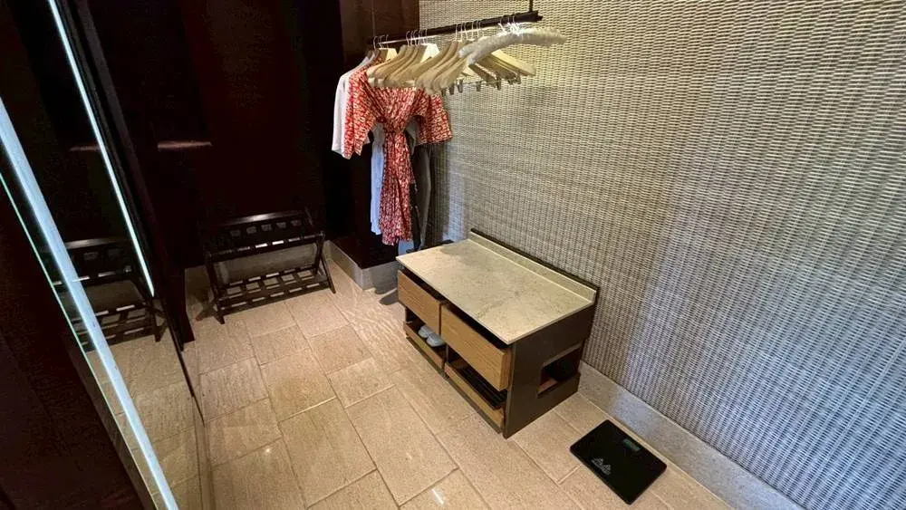 スイートルームのウォークインクローゼットと用意された2種類のバスローブ