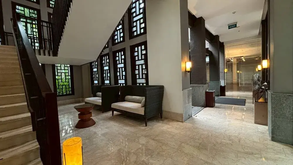 リッツカールトン・バリの重厚感のある廊下・いたるところにソファーが置いてある