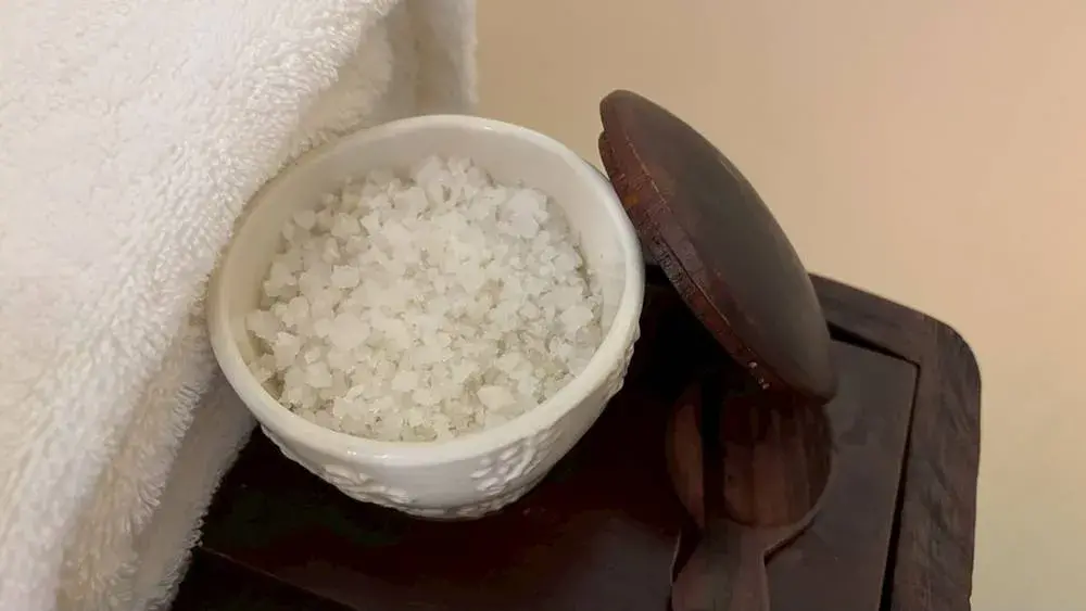 リッツカールトン・バリの象徴的な大型の円形バスタブに設置されていたバスソルト