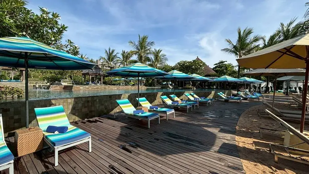 リッツカールトン・バリのプールサイドチェア