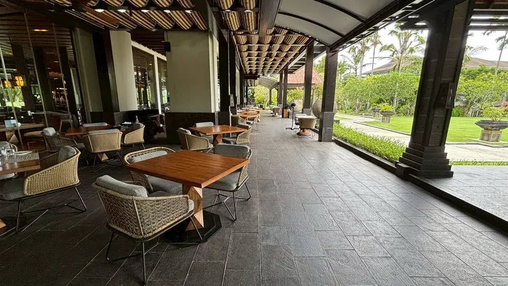 リッツカールトン・バリの朝食会場Senses（センシズ）のモダンな屋外席（2～4人掛け）