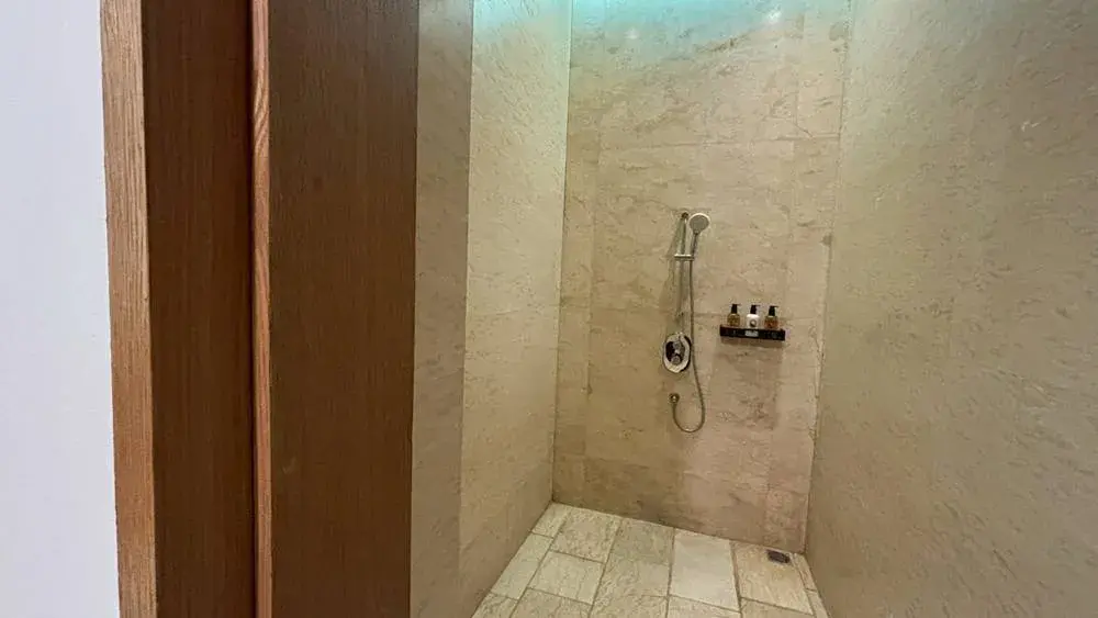 リッツカールトン・バリのビジネスセンターのチェックアウト後も利用できるシャワー