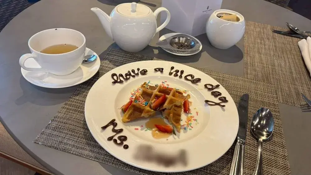 リッツカールトン・バリの朝食会場で提供された、名前入りのデザートプレート