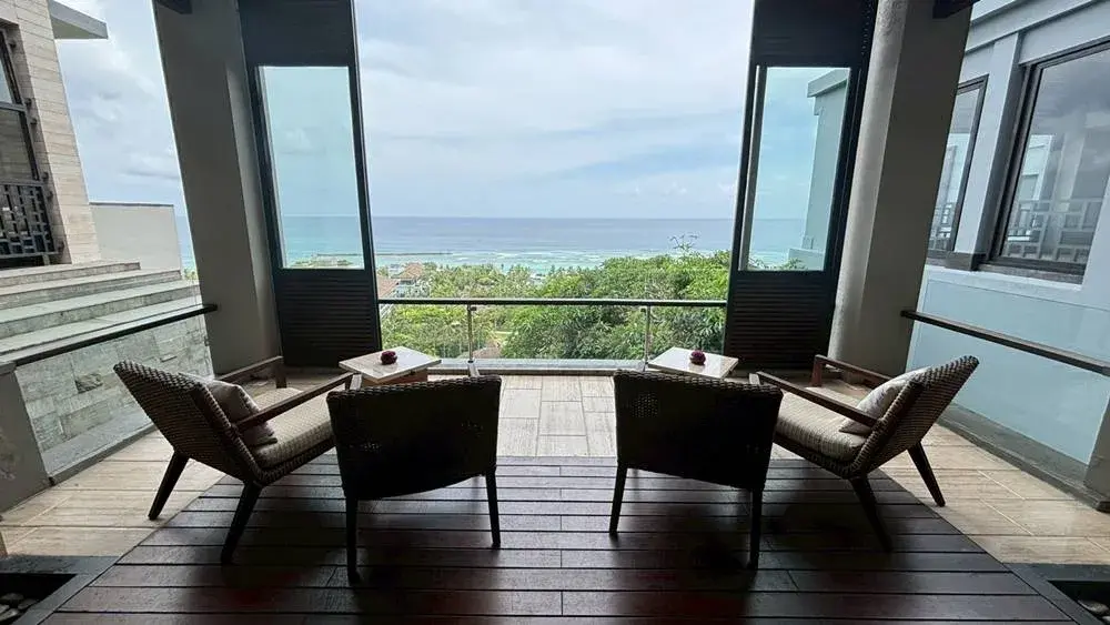 リッツカールトン・バリの崖の上に位置するロビーでの、チェックイン