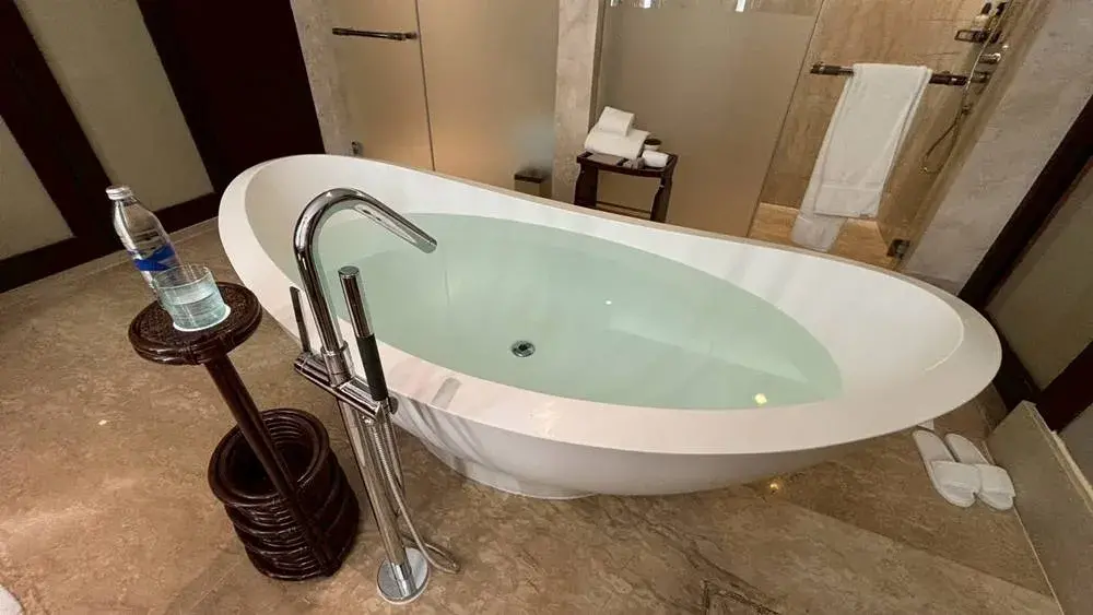 リッツカールトン・バリの象徴的な大型の円形バスタブにお湯をはった様子