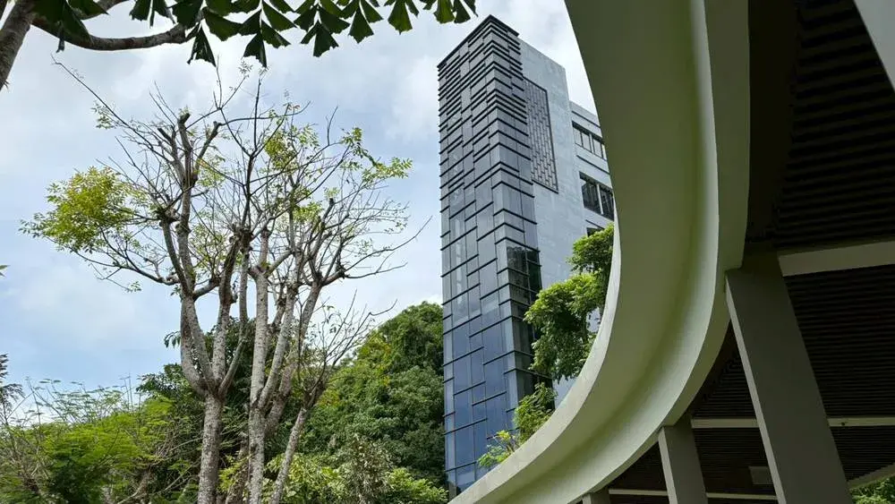 リッツカールトン・バリの崖の上にあるロビーと客室をつなぐエレベーター