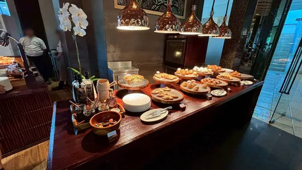 美しく陳列されたリッツカールトン・バリ朝食ビュッフェのデニッシュとパン1