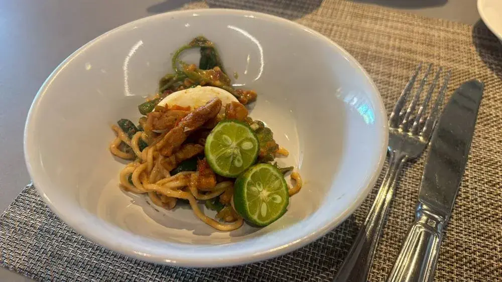 朝食ビュッフェで提供される絶品のバリ島伝統的な和え麺