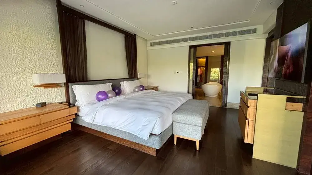 お祝いのバルーンでデコレーションされたリッツカールトン・バリのベッドルーム