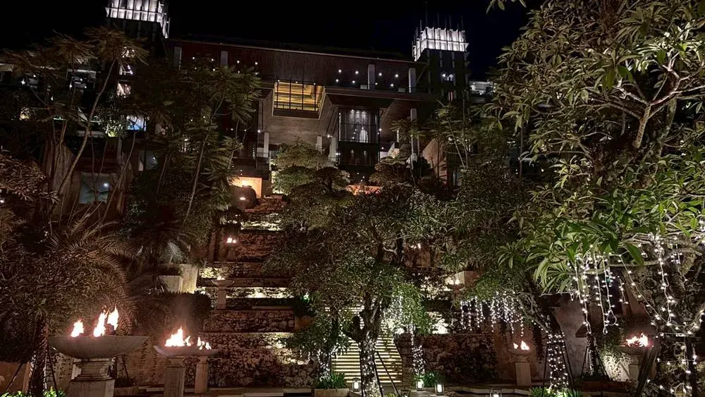 ライトアップされた「ジ・アプルヴァ ケンピンスキー バリ」