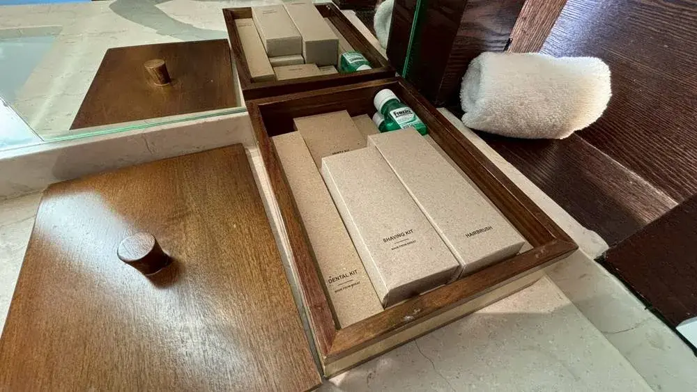 高級感のある木箱に収納されたリッツカールトン・バリの歯ブラシ類アメニティ