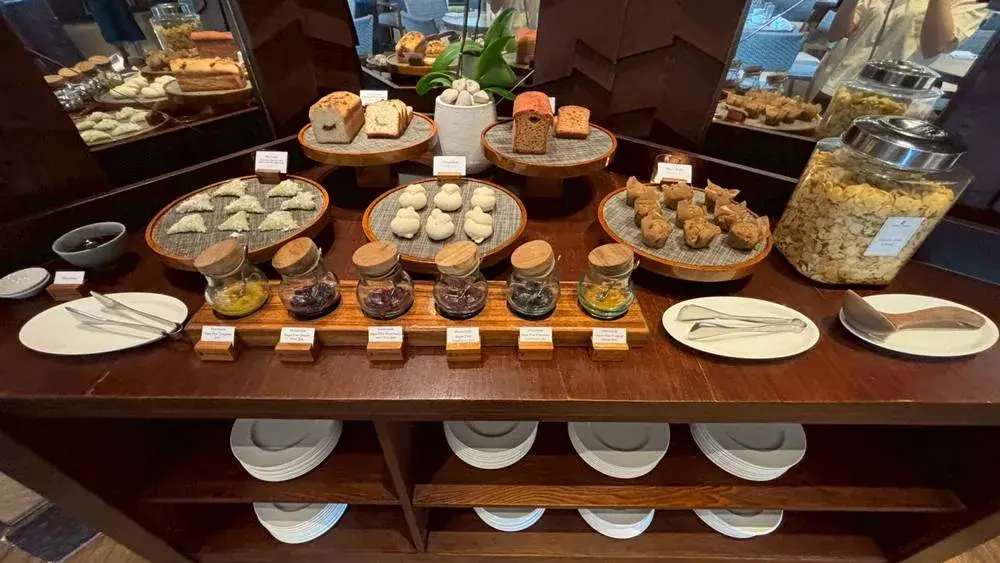 美しく陳列されたリッツカールトン・バリ朝食ビュッフェのデニッシュとパン、インドネシアのデザート