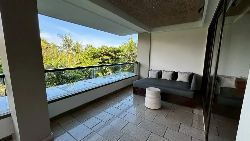 スイートルームの広いベランダに設置されたソファー