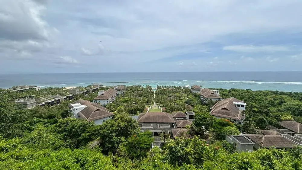 リッツカールトン・バリの崖の上に位置するオープンエアの開放的なロビーから見えるインド洋