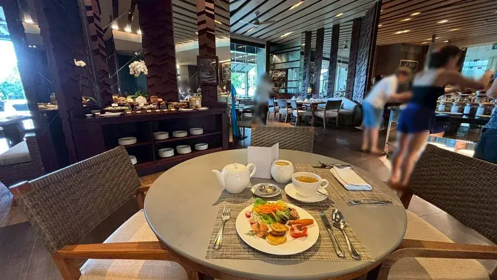 リッツカールトン・バリの朝食会場Senses（センシズ）のモダンな屋内席