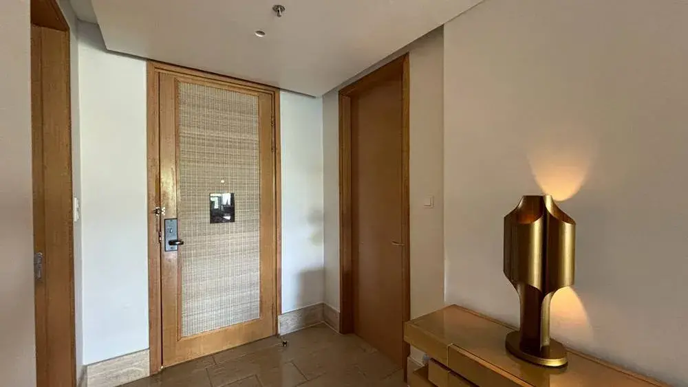 リッツカールトン・バリのスイートルームの入り口と、すぐ横にあるトイレ