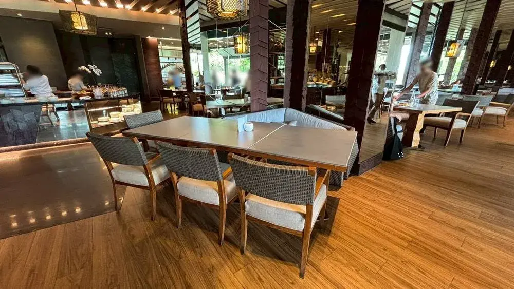 リッツカールトン・バリの朝食会場Senses（センシズ）のモダンな屋内席（6人掛け）