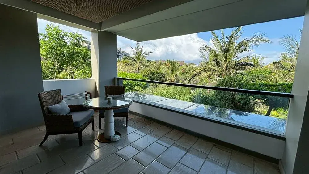 スイートルームの広いベランダに設置されたダイニングセット