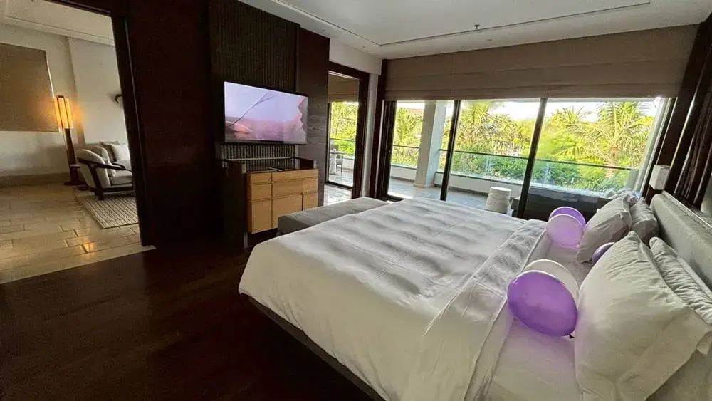 お祝いのバルーンでデコレーションされたリッツカールトン・バリのベッドルーム