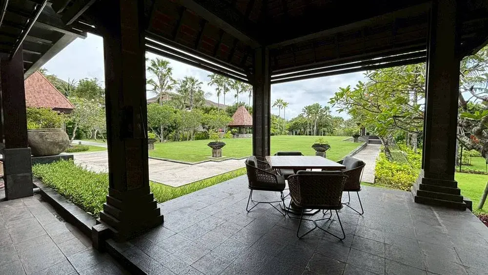 リッツカールトン・バリの朝食会場Senses（センシズ）のモダンな屋外席（少し離れた個室のような4人席）