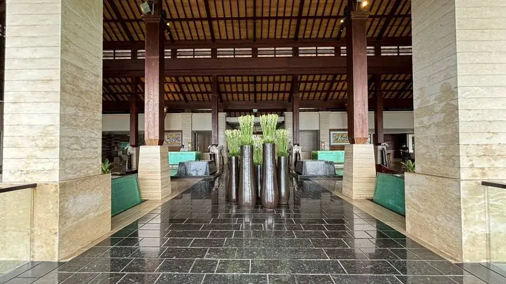 伝統的なバリ建築を用いたリッツカールトン・バリのロビー