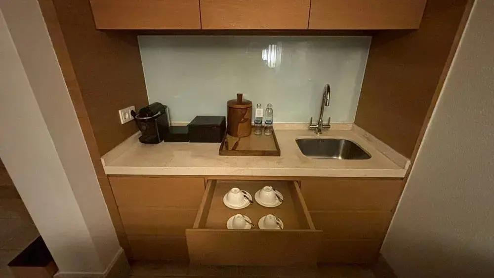 1ベッドルームスイートの広々としたキッチンと食器