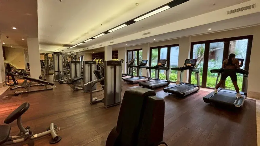 私のほかに1名しか利用者がいない、リッツカールトン・バリのフィットネスルーム