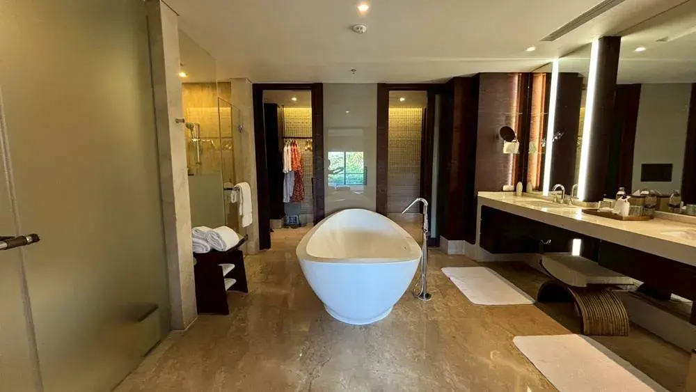 リッツカールトン・バリの象徴的な大型の円形バスタブ