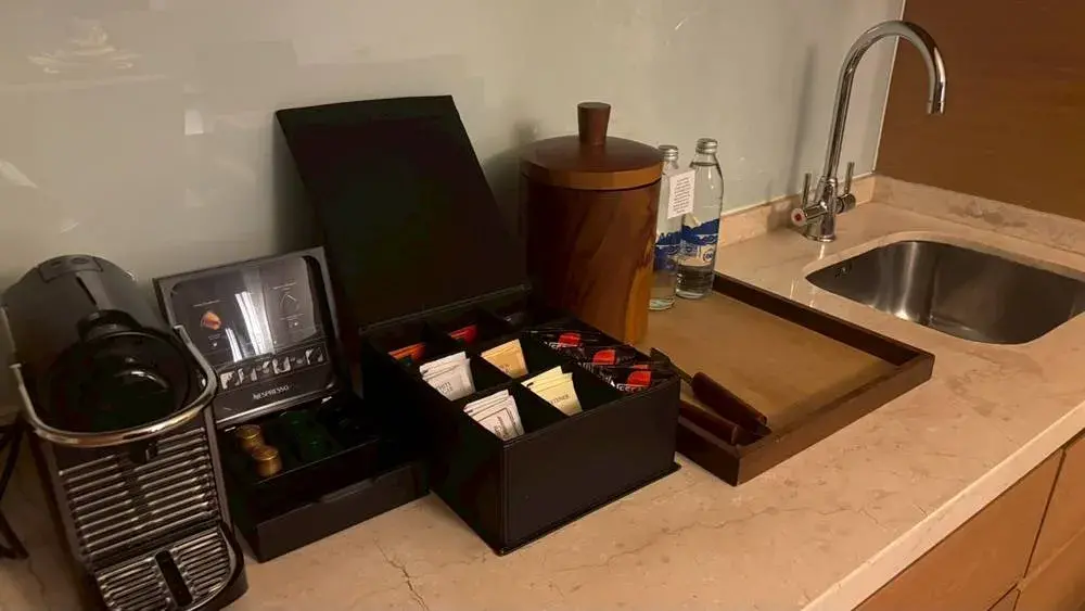 1ベッドルームスイートのキッチンに置いてあるコーヒーは紅茶など