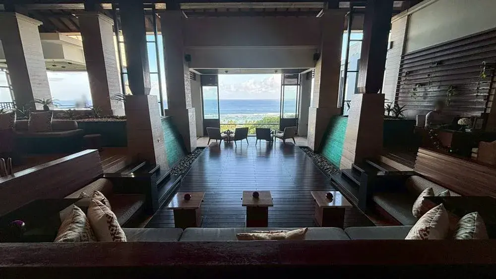 リッツカールトン・バリのロビーと、ロビーから見えるインド洋の絶景パノラマビュー