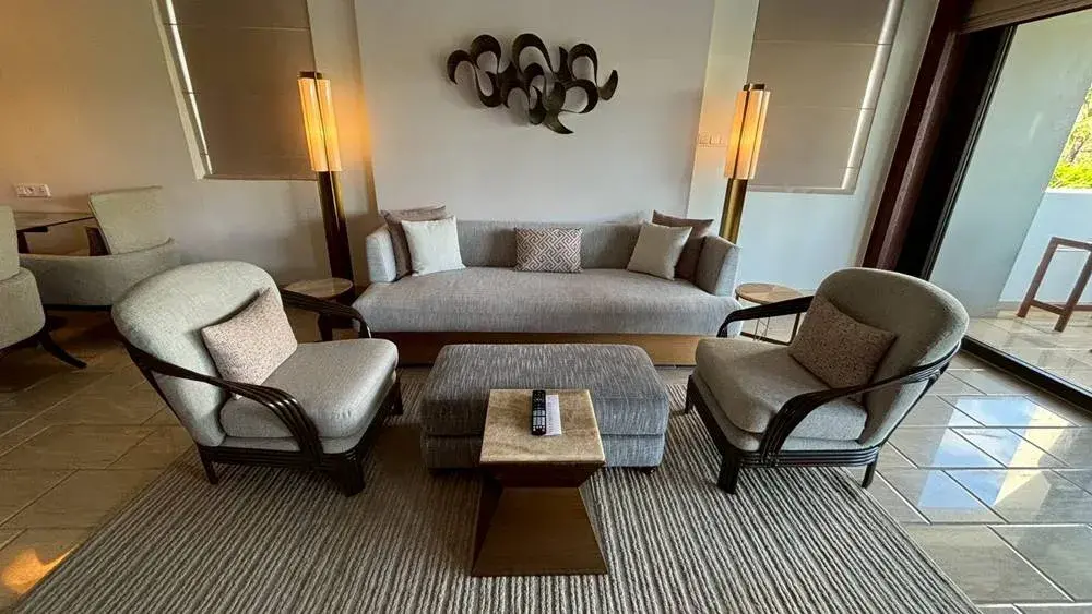 リッツカールトン・バリのスイートルームにある重厚なソファとリビングスペース