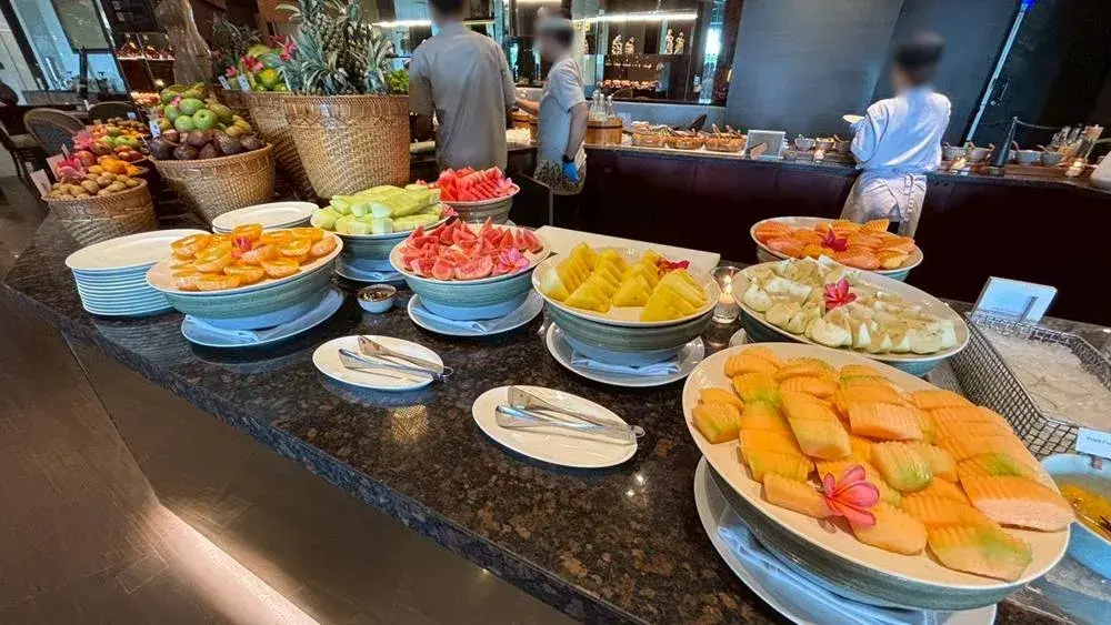 新鮮で種類豊富なリッツカールトン・バリの朝食フルーツコーナー