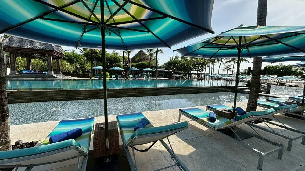 リッツカールトン・バリの人気のないプールとパラソル