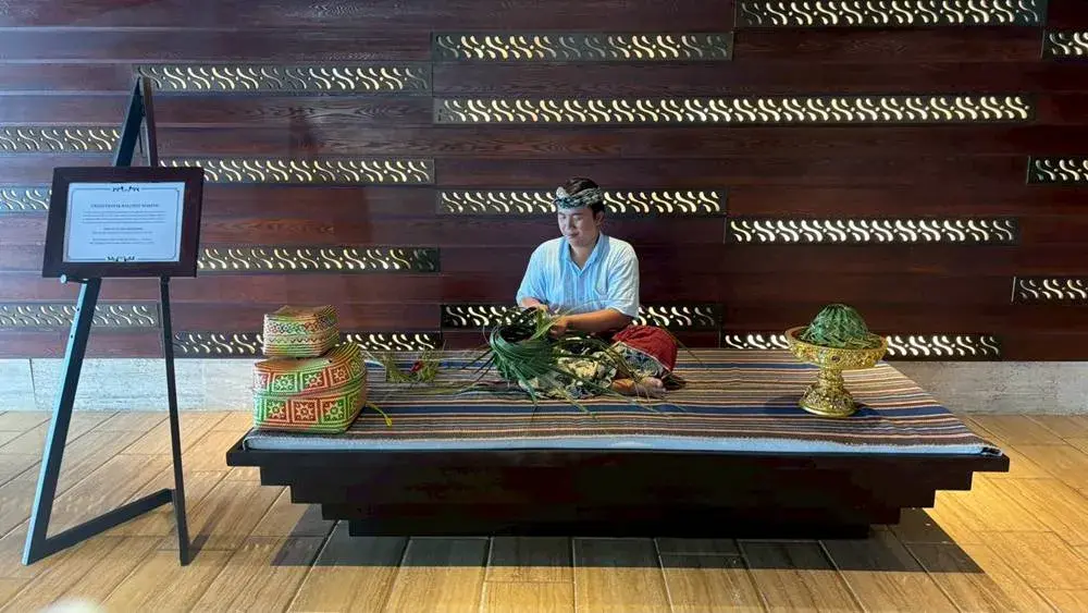 リッツカールトン・バリの無料アクティビティで作成した伝統的な葉っぱの帽子