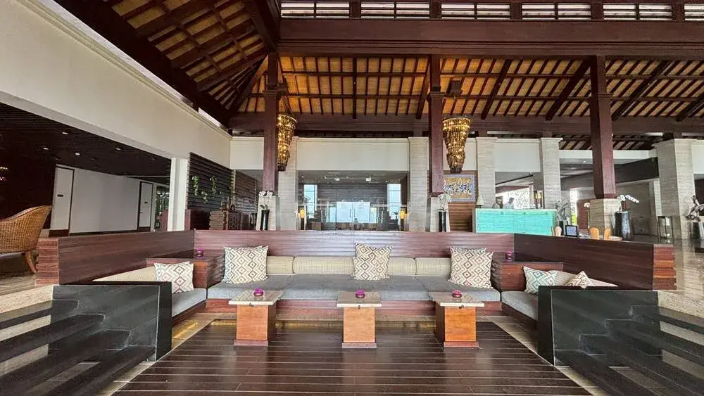 リッツカールトン・バリのバリっぽい雰囲気満載のロビー