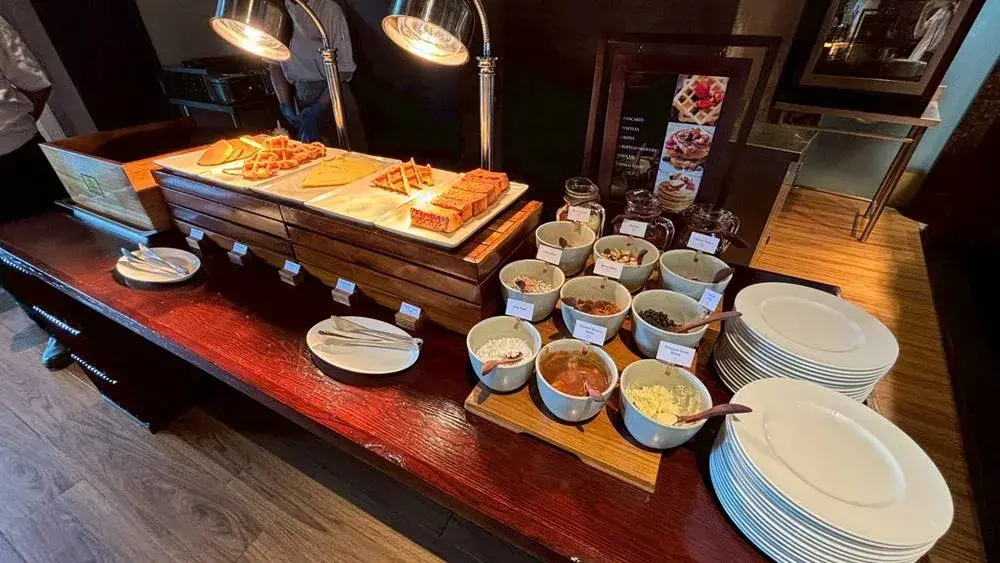 美しく陳列されたリッツカールトン・バリ朝食ビュッフェのワッフルや甘いソース