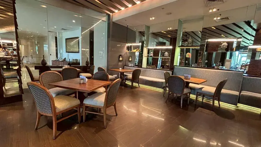 リッツカールトン・バリの朝食会場Senses（センシズ）のモダンな屋内席（4人掛け・ソファー席）